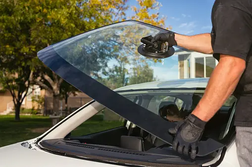 Mastering Windshield Installation to Prevent Leaks & Defects